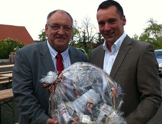 Gratuliert (Foto: NUV) Gratuliert (Foto: NUV)