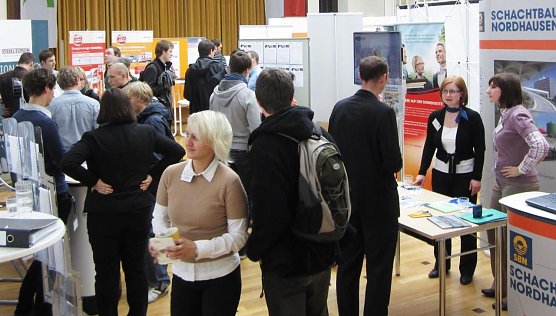 Kontakte knüpfen (Foto: FHN) Kontakte knüpfen (Foto: FHN)