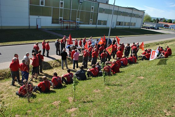 Fr&uuml;hst&uuml;ck vor dem Werktor (Foto: IG Metall)