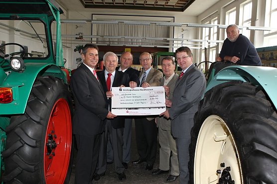 Scheck &uuml;bergeben (Foto: nnz)