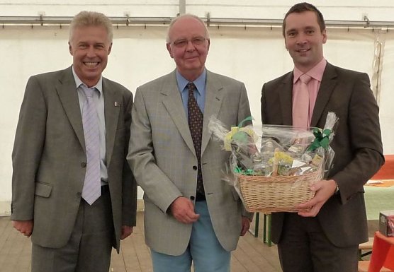 Der Jubilar im Mittelpunkt (Foto: NUV)