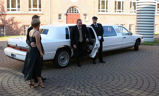 Herr Spieß, der Direktor des Herder-Gymnasiums in Nordhausen fährt vor (Foto: Hobrecht) Herr Spieß, der Direktor des Herder-Gymnasiums in Nordhausen fährt vor (Foto: Hobrecht)
