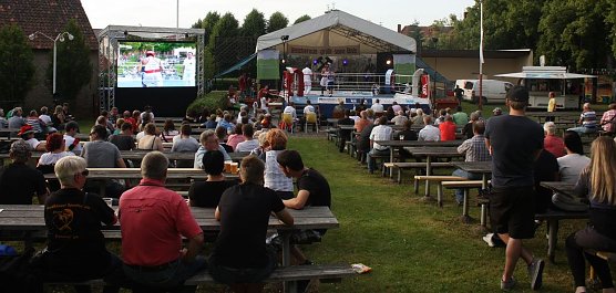 Boxen auf der Freilichtbühne (Foto: P. Grabe) Boxen auf der Freilichtbühne (Foto: P. Grabe)