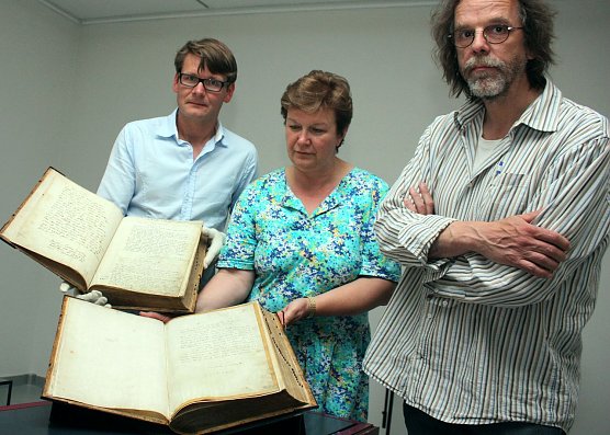 Bibel &uuml;bergeben (Foto: I. Bergmann)