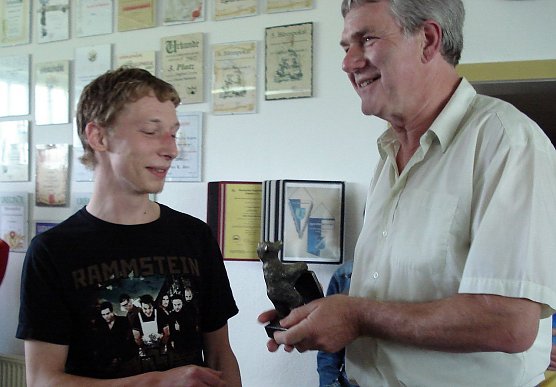 Matthias Stolze (Reifenstein) &uuml;bernimmt den Pokal aus den H&auml;nden des Sollstedter B&uuml;rgermeisters Claus Adam (Foto: privat)