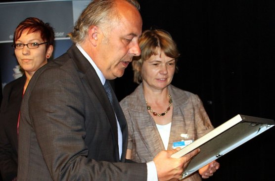 Urkunde &uuml;berreicht (Foto: privat)