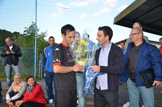 Gr&uuml;&szlig;e gab es auch vom Ex-Wacker-Kapit&auml;n (Foto: H. Michel)