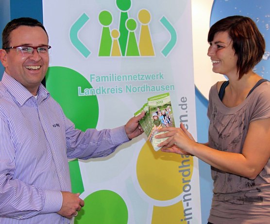 Kalender &uuml;bergeben (Foto: J. Piper)