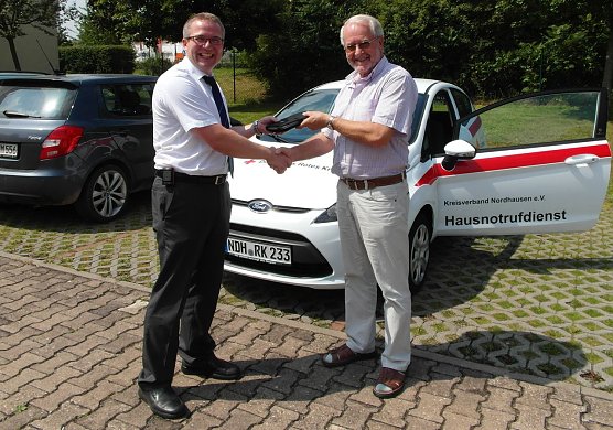 Fahrzeug übergeben (Foto: DRK) Fahrzeug übergeben (Foto: DRK)