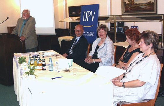 Blick auf das Podium (Foto: Reichardt)