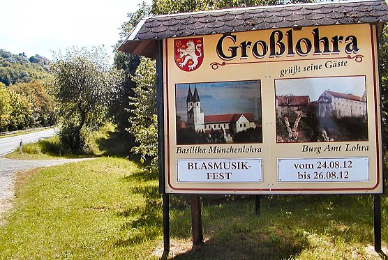 Gr&uuml;&szlig;e am Ortseingang (Foto: E. Seifert)