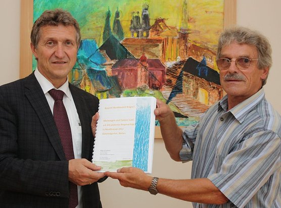 Unterschriften &uuml;bergeben (Foto: PSV)