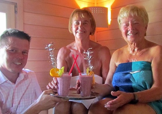 Erste Saunag&auml;ste begr&uuml;&szlig;t (Foto: Badehaus)