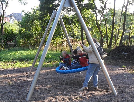 Klasse! Ein neuer Spielplatz (Foto: privat) Klasse! Ein neuer Spielplatz (Foto: privat)