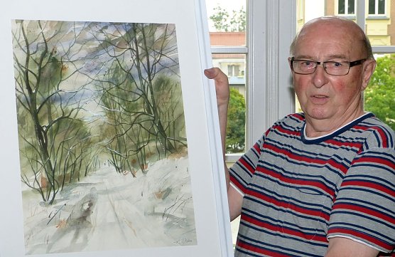 Fritz Wilhelm mit dem Aquarell Ein Wintertag (Foto: B. Susemihl)