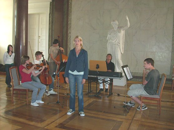 Vernissage der Ausstellung Klasse 11 Scholl-Gymnasium (Foto: Karl-Heinz Herrmann) Vernissage der Ausstellung Klasse 11 Scholl-Gymnasium (Foto: Karl-Heinz Herrmann)