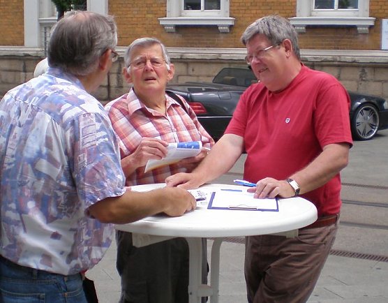 Sammeln in der Bahnhofstraße (Foto: Buntfuß) Sammeln in der Bahnhofstraße (Foto: Buntfuß)
