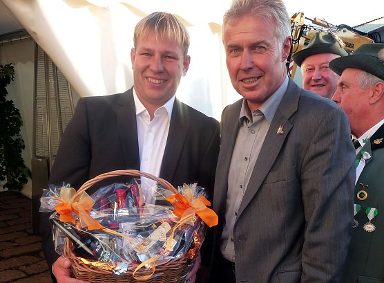 Gratulation zum 15.: Wagner, Junker (Foto: NUV) Gratulation zum 15.: Wagner, Junker (Foto: NUV)