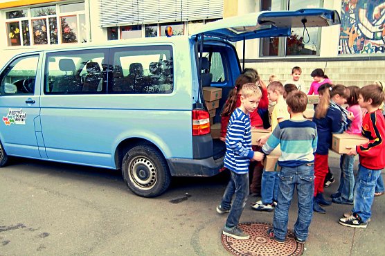 P&auml;ckchen &uuml;bergeben (Foto: privat)