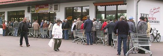 Anstehen am ALDI (Foto: Seifert)