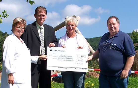 Übergeben (Foto: Förderkreis) Übergeben (Foto: Förderkreis)