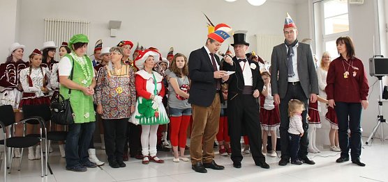 Rechts: Marion Werner, Pr&auml;sidentin des Salzaer Carnevalsclub   2.v.l: Uli Reinhardt: Lord of Carneval (Foto: P. Grabe)