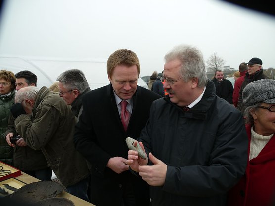 Christoph Matschie (SPD) l&auml;sst sich von Dr. Sven Ostritz einzelne Fundst&uuml;cke erl&auml;utern (Foto: Angelo Glashagel)