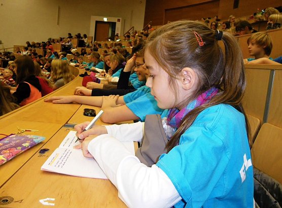 Elisabeth schrieb flei&szlig;ig mit, wie eine Studentin... (Foto: H. Roeder)