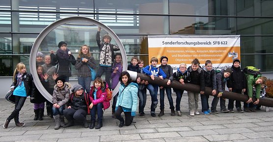 Diese Riesenlupe vor dem H&ouml;rsaal beeindruckte auch die 5-1 (Foto: H. Roeder)