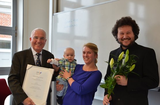 Preis verliehen (Foto: A. Schelenhaus, FH) Preis verliehen (Foto: A. Schelenhaus, FH)