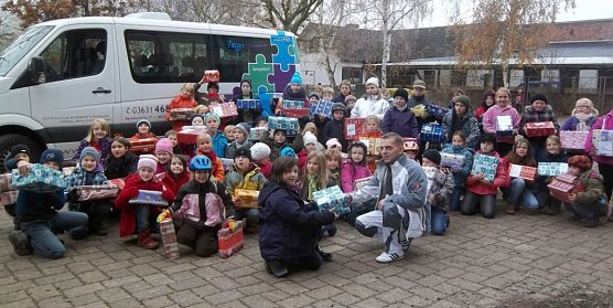 Geschenke &uuml;bergeben (Foto: privat)