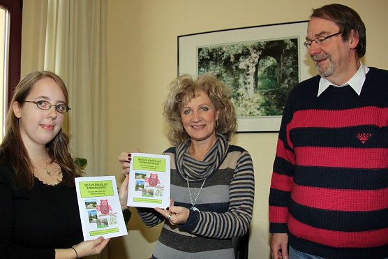Eulenheft &uuml;bergeben (Foto: J. Piper)