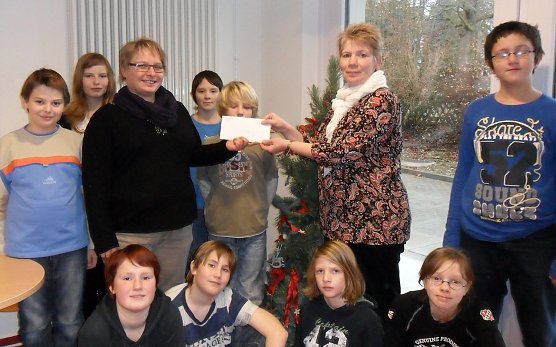 Scheck &uuml;bergeben (Foto: privat)