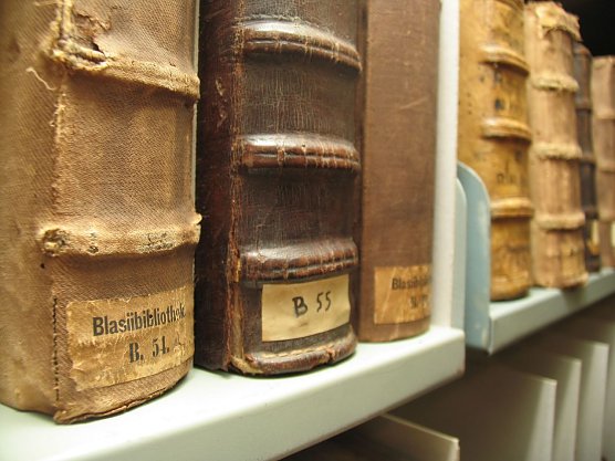 Einige B&auml;nder (Foto: Theilemann)