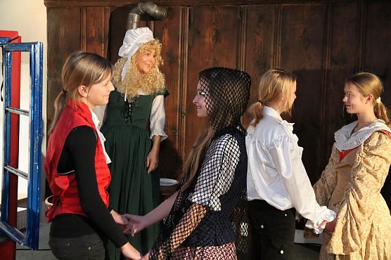 Frau Holle auf der Bühne (Foto: AndersweltTheater) Frau Holle auf der Bühne (Foto: AndersweltTheater)