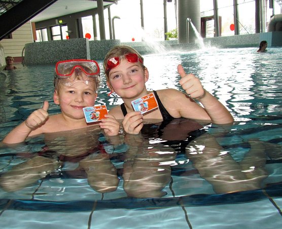 Daumen hoch f&uuml;r den KInderBadePass (Foto: Badehaus)