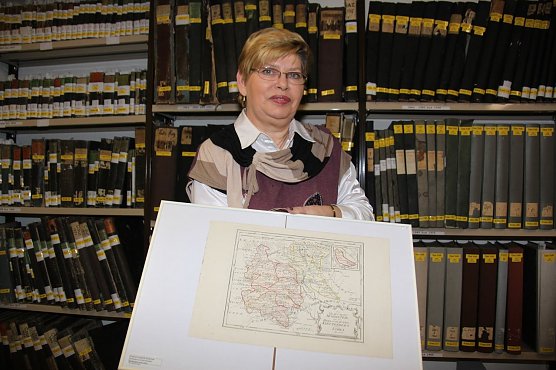 Viola Herzog mit historischer Landkarte 18 Jahrhundert (Foto: J. Piper) Viola Herzog mit historischer Landkarte 18 Jahrhundert (Foto: J. Piper)