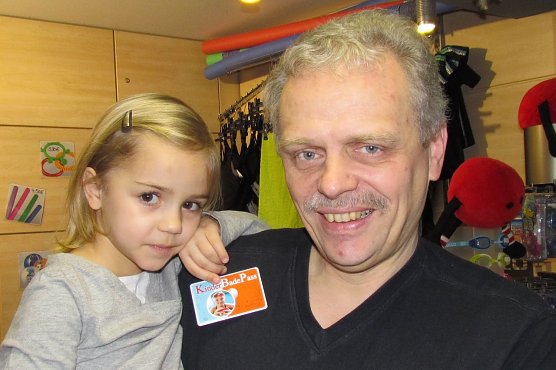 Der Opa freut sich mit (Foto: Badehaus) Der Opa freut sich mit (Foto: Badehaus)