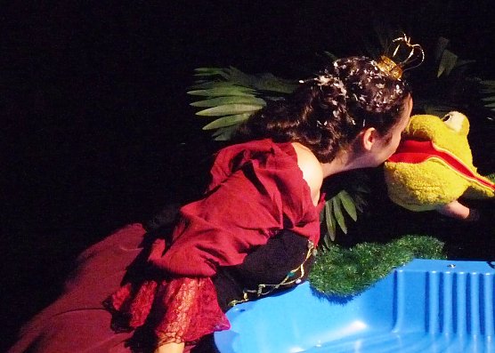 Anna küsst den Frosch (Foto: Wolfgang Kurima Rauschning) Anna küsst den Frosch (Foto: Wolfgang Kurima Rauschning)