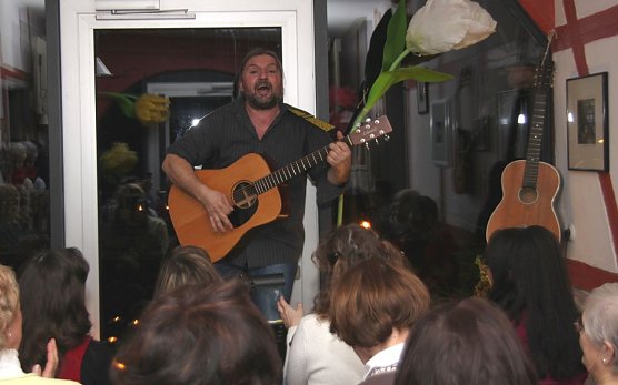 Im Torh&auml;uschen wartet Liedermacher G&auml;&szlig;lein (Foto: J. Piper)
