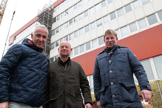 Vor dem Hochhaus von links: Heck, Weigel, Wagner (Foto: nnz) Vor dem Hochhaus von links: Heck, Weigel, Wagner (Foto: nnz)