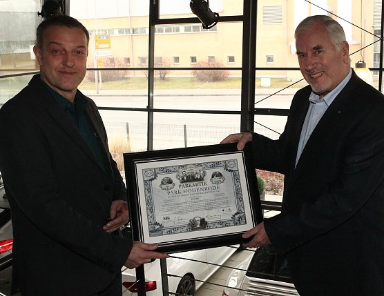 1000-Euro-Aktie übergeben (Foto: nnz) 1000-Euro-Aktie übergeben (Foto: nnz)