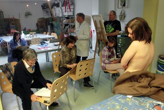 Aktzeichnen in der Jugendkunstschule (Foto: J. Rennebach)