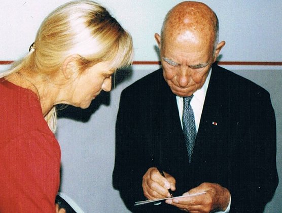 Beim Signieren (Foto: Archiv Kneffel)