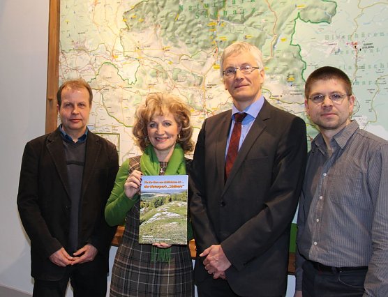 Neue Brosch&uuml;re &uuml;bergeben (Foto: J. Piper)