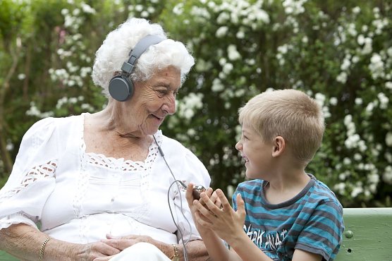 Oma mit Enkel (Foto: K. Richter)