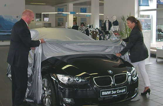&Uuml;bergabe Spendenfahrzeug durch das Autohaus Fritze Sondershausen (Foto: Karl-Heinz Herrmann)