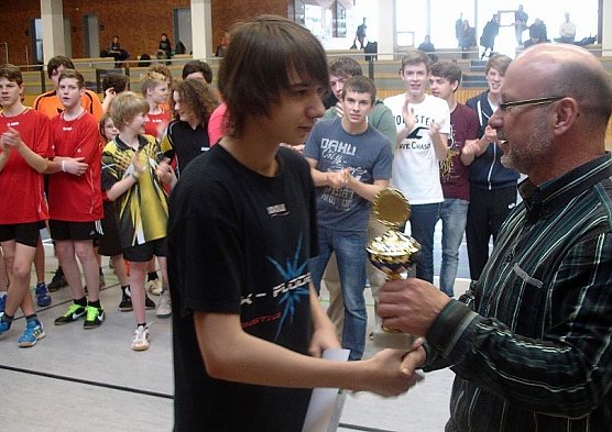 Pokal wird überreicht (Foto: privat) Pokal wird überreicht (Foto: privat)