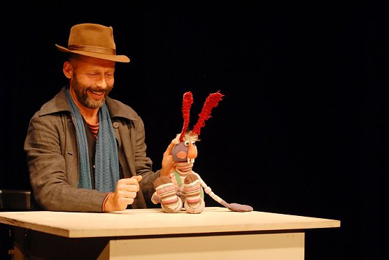 Hase im Theater (Foto: Theater der Jungen Welt/Frank Schletter)