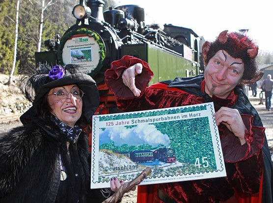 Sonderbriefmarke pr&auml;sentiert (Foto: HSB)